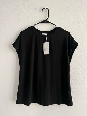 BNWT Everyday Relaxed Black Crewneck Tee - Women